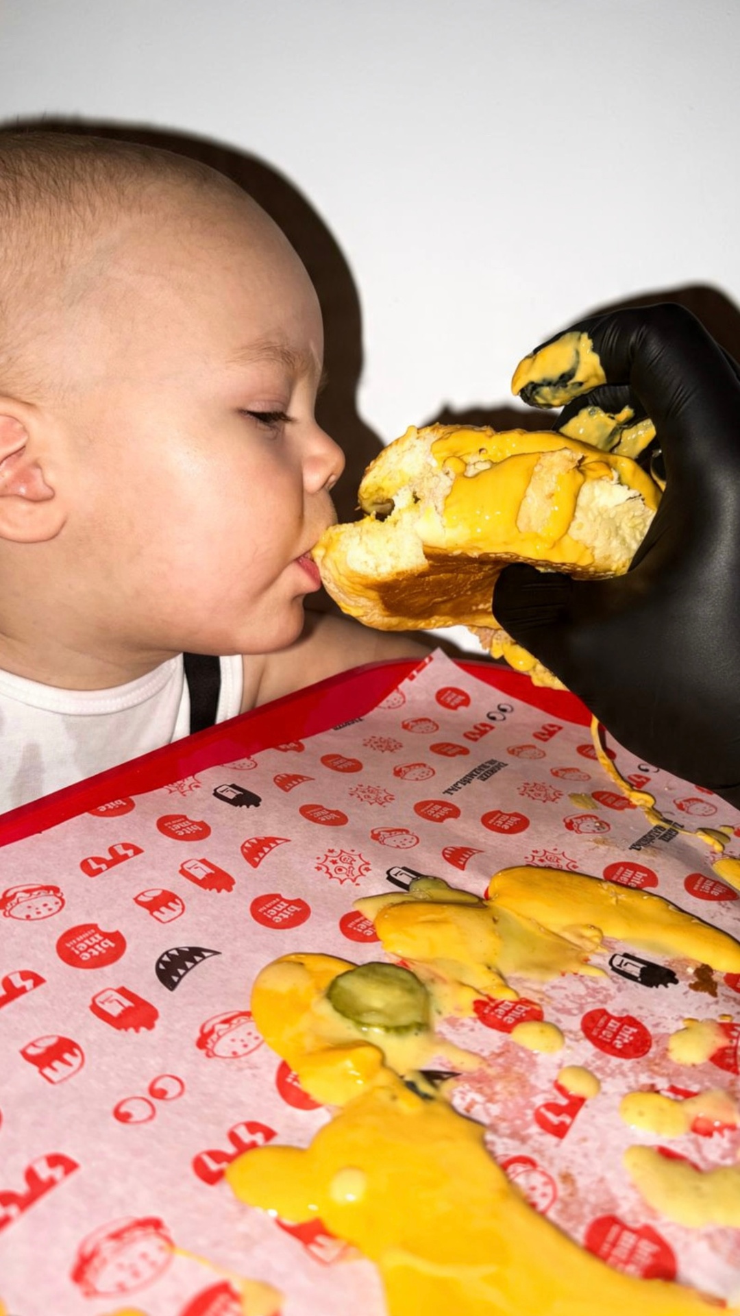 Najmlađi gost kuša bite me! cheeseburger